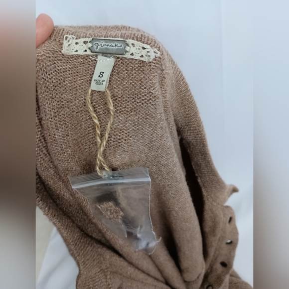 NWT Gimmicks by BKE Tan Brown Soft Stretchy‎ Casual V-Neck Sweater (#685) - Picture 2 of 7
